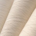 「スパイバー」が開発した次世代繊維素材「Brewed Proteinファイバー」は石油などの化石資源や動物資源に依存せず、植物由来の糖を用いて微生物発酵を利用して製造