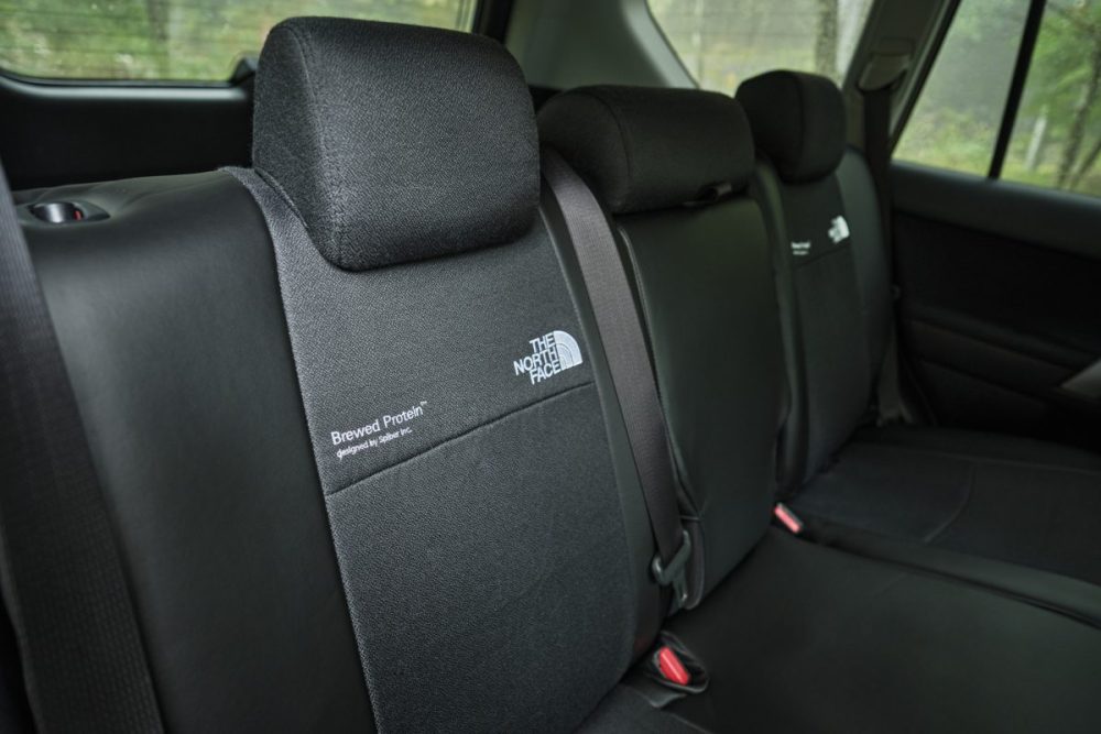 前後席シートのシートバックにザ・ノース・フェイスのロゴを配置。ザ・ノース・フェイスのアウタージャケットのような仕上がり