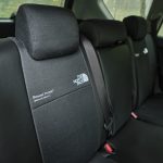 前後席シートのシートバックにザ・ノース・フェイスのロゴを配置。ザ・ノース・フェイスのアウタージャケットのような仕上がり