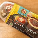 パッケージを開けると、味が混ざらないように2つに仕切られたプレートにそれぞれのメニューが入っています