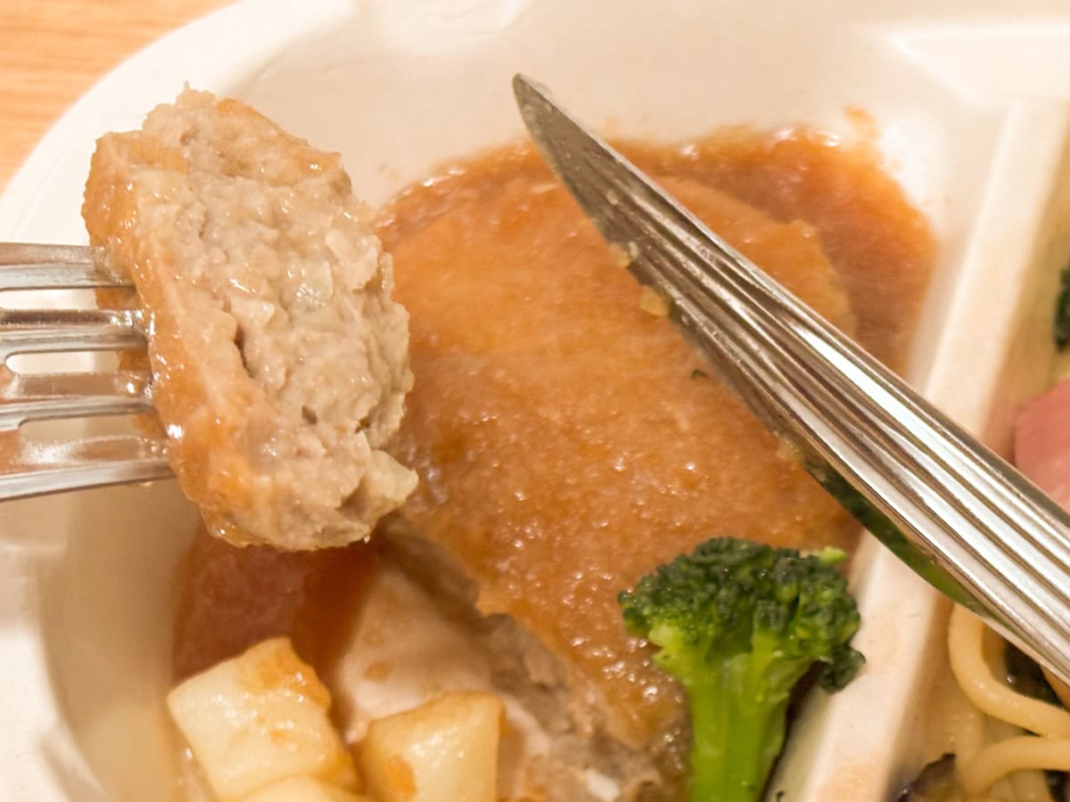 「和風おろしハンバーグ&香味醤油スパゲティ」のハンバーグは、ちょっとつくねのようです