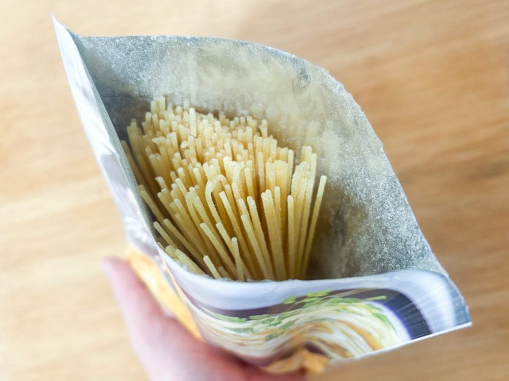 パッケージを開けてみると、ラーメンなどの袋麺のようにスープや薬味が小分けされてなく、スパゲッティと粉末スープがダイレクトに入っています