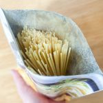 パッケージを開けてみると、ラーメンなどの袋麺のようにスープや薬味が小分けされてなく、スパゲッティと粉末スープがダイレクトに入っています