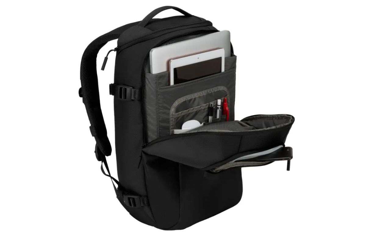 サブコンパートメントには、16インチのMacBook ProやiPad、小物の収納に。マチがあるので着替えなども入る