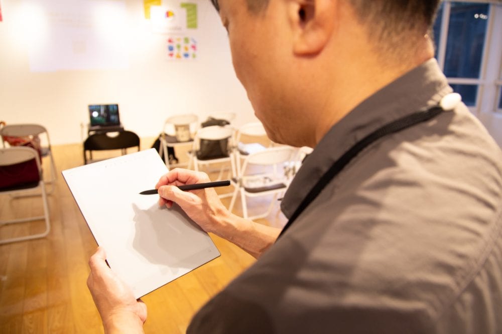 キーボードで文字を打ち込むより手書きの方が早く書け、文字だけでなく絵なども添えることができるので、メモ帳のように便利