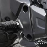 足つき性の良さを追求し、変更された新形状のフットペグ