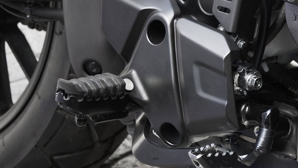 足つき性の良さを追求し、変更された新形状のフットペグ