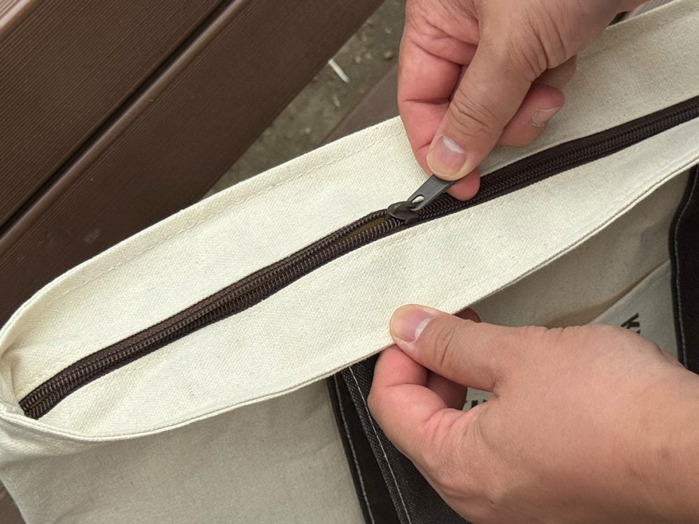 トップはファスナー付き