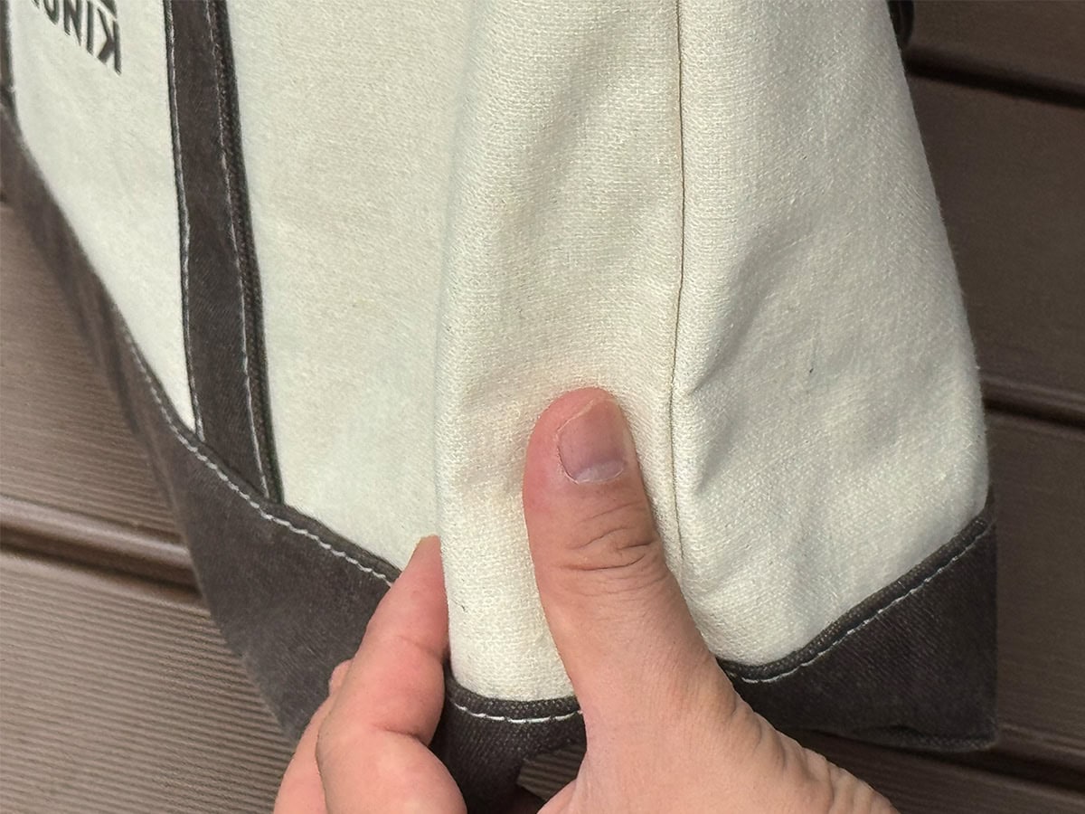 本体にはキャンバス調の素材が採用
