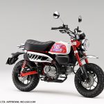 ホンダの人気コンパクトバイク「モンキー」の純正アクセサリーとして、サンリオの人気キャラクター「クロミ」とコラボしたタンクパネル「Honda×Kuromi モンキー125用タンクサイドパネル」が登場