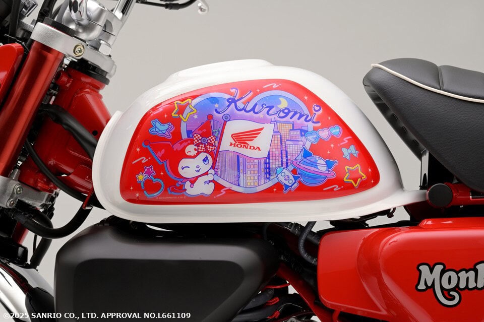 ホンダ「モンキー」とサンリオ「クロミ」がコラボ！ホンダ純正アクセサリー「Honda×Kuromi モンキー125用タンクサイドパネル」が登場