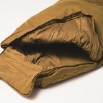 足元にフットジッパーを備え、寝袋に入ったまま、立って歩くこともできる
