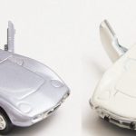 55年前（左）と最新のトミカプレミアム（右）とで目立って違うのは塗装や印刷。これらの技術の進化によって、ウインカーやエンブレムなどの塗装やライン入れなどの細かい表現が可能に