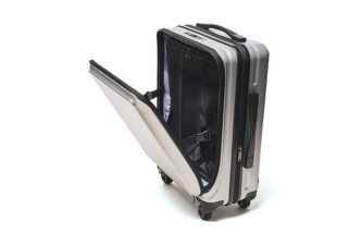 【旅バッグの新常識】トレンドは「フロントオープン」！プロテカとビクトリノックスの最新作を一気見せ
