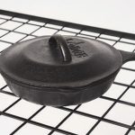 スチール製なので熱々のスキレットもそのまま置ける