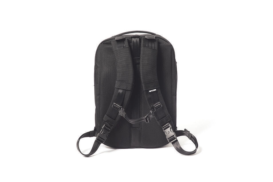 インケース
トラックス ツーウェイ ブリーフ　[Way② Backpack Style]背負い心地を高めるメッシュパッド付き
