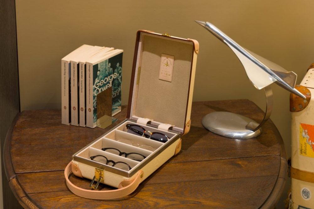 【グローブ・トロッター×金子眼鏡】“究極のアイウェアアクセサリー”を掲げるコラボメガネケースが爆誕！金子眼鏡直営店だけのカラバリも！