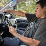 クルマに乗ったらすべてが「ながらスマホ」なのか!?