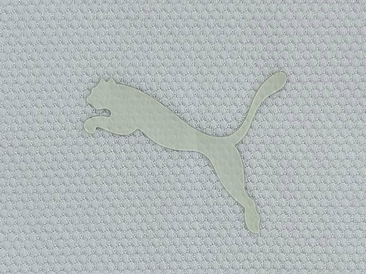 ボール型の変形ハニカムメッシュ素材を採用しており、通気性を確保