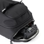 上部のジップポケットは、柔らかい裏地付き。ここにレンズ付き一眼レフをそのまま納められる