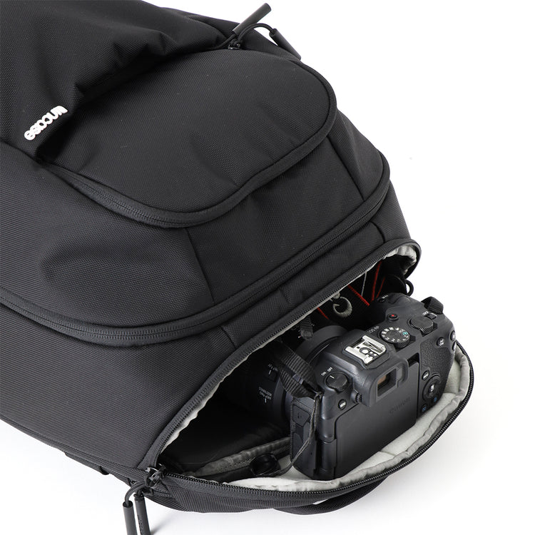 上部のジップポケットは、柔らかい裏地付き。ここにレンズ付き一眼レフをそのまま納められる