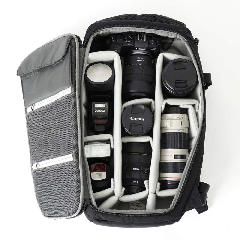 バッグ上部から素早くレンズ付き一眼レフカメラをとりだすことができる。柔らかい裏地付き