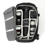 バッグ上部から素早くレンズ付き一眼レフカメラをとりだすことができる。柔らかい裏地付き