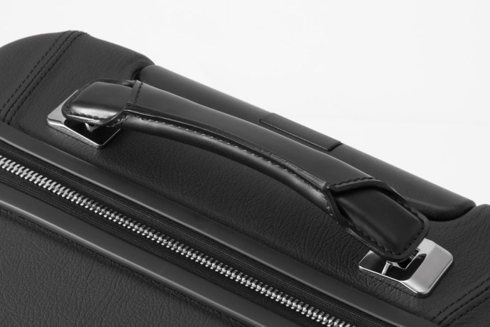 ボディには滑らかな質感と深みのある風合いが魅力のイタリアンレザーを採用