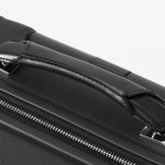 ボディには滑らかな質感と深みのある風合いが魅力のイタリアンレザーを採用