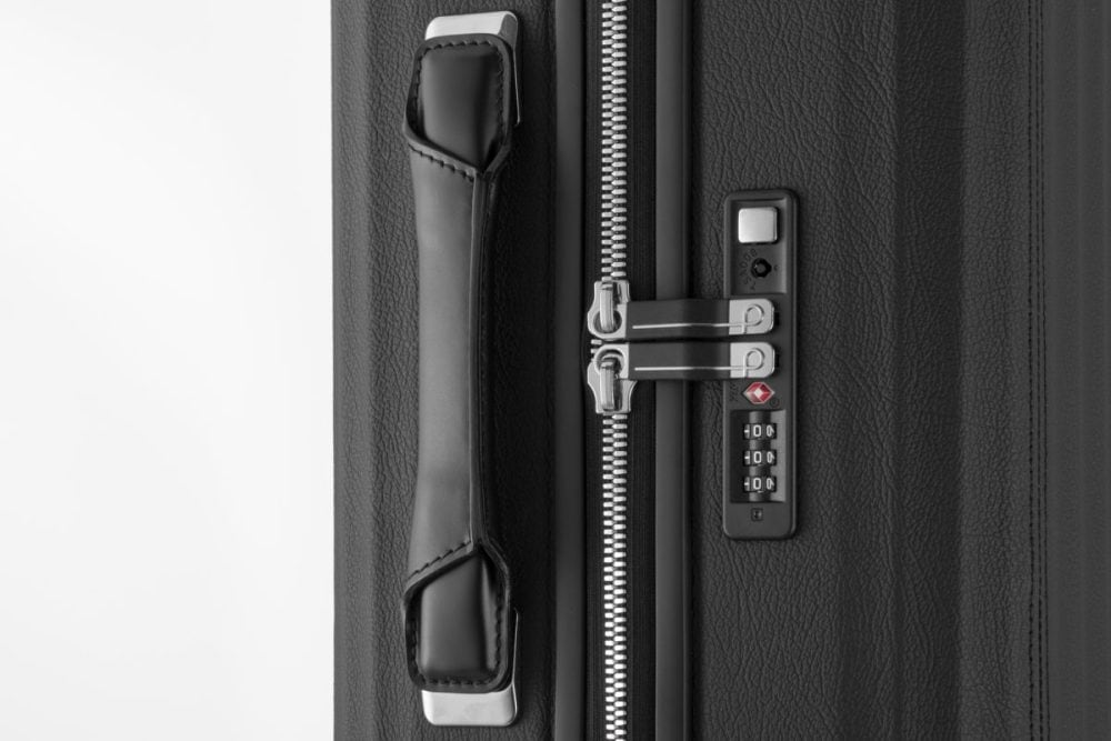 開口部には、丹念に磨き上げられたYKK社製の最高級ファスナー「EXCELLA(R)（エクセラ）」を使用