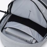 メインコンパートメントにはPCスリーブに加え３つのストレッチポケット