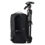 三脚は、側面のストラップで固定し持ち運び可能