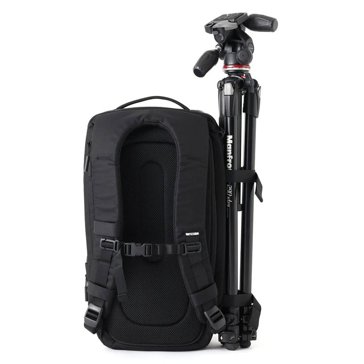 三脚は、側面のストラップで固定し持ち運び可能