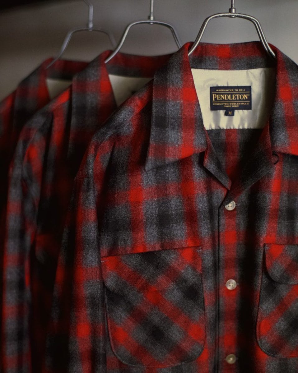70年代のペンドルトンのオープンカラーシャツにみられる大ぶりの襟や、ストレートカットの裾、フラップポケットなど、定番のデザインはそのままに仕上げている