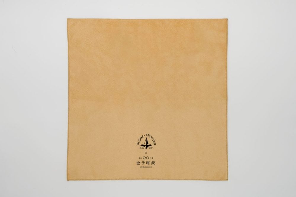 持ち運び用インナーカバーとしても使用できる、コラボレーションロゴ入りの大判のセリートクロス