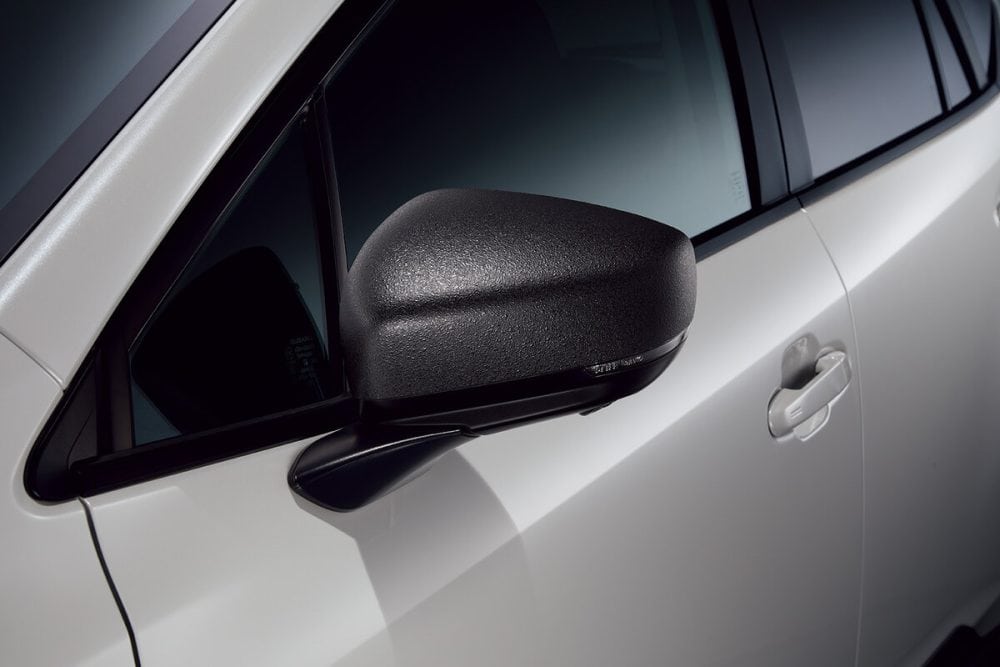 傷がつきにくく、傷がついた場合でも目立ちにくい「Deco-Boco Black塗装」を施したドアミラーカバー