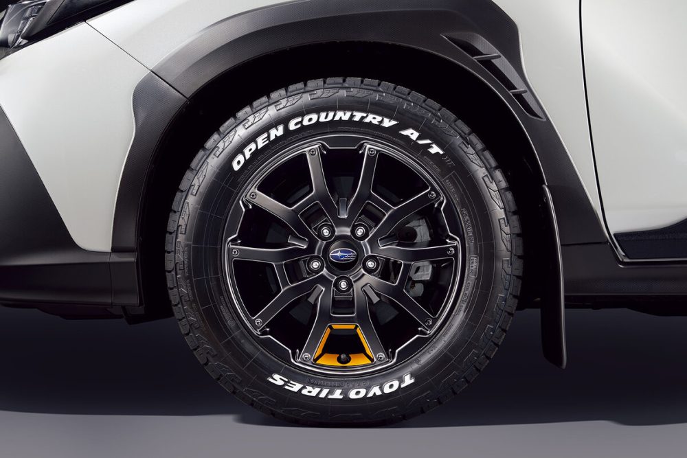 マッドフラップやイエローのアクセントカラーが入ったマットブラックの17インチアルミホイール、「TOYO TIRES OPEN COUNTRY A/T III」タイヤを採用