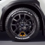 マッドフラップやイエローのアクセントカラーが入ったマットブラックの17インチアルミホイール、「TOYO TIRES OPEN COUNTRY A/T III」タイヤを採用