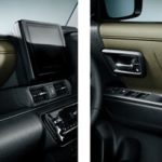 レザー調＆撥水ファブリックシート表皮、専用カラーのインテリアとヘッドアップディスプレイ、LEDルームランプをセットにしたアップグレードパッケージも設定