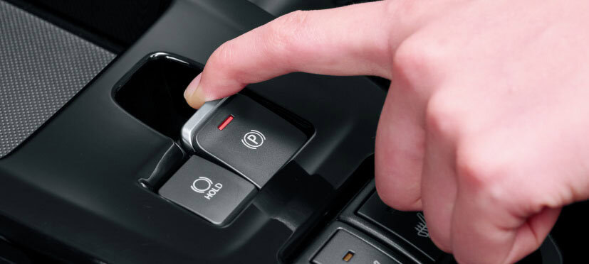 電動パーキングブレーキ（ホールド機能付き）やステアリングヒーター、USB電源ソケット（タイプC）なども標準装備