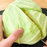 キャベツの芯は旨みを出すので、あえて切り落としません