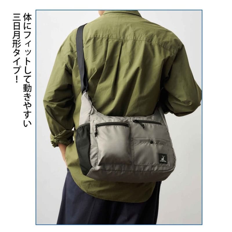 モノマックス2025年12月号 特別付録は「キャプテンスタッグ 便利な外ポケット付き!ショルダーバッグ」! 使いやすく動きやすい三日月形を採用