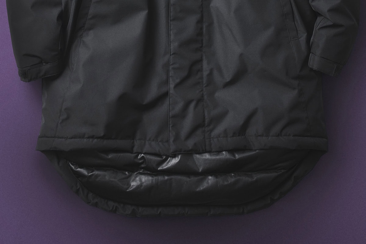 後ろ身頃がかなり長くなっている