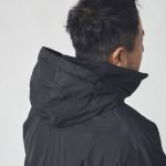 収納可能なフードも装備