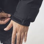 袖口はシャーリングと面ファスナーのストラップ