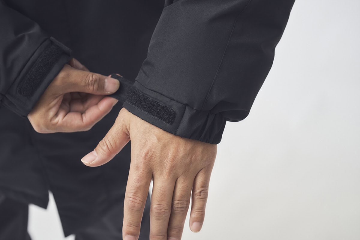 袖口はシャーリングと面ファスナーのストラップ