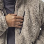 角度が絶妙で、右手でアクセスしやすいし、かつファスナーの操作にストレスもない