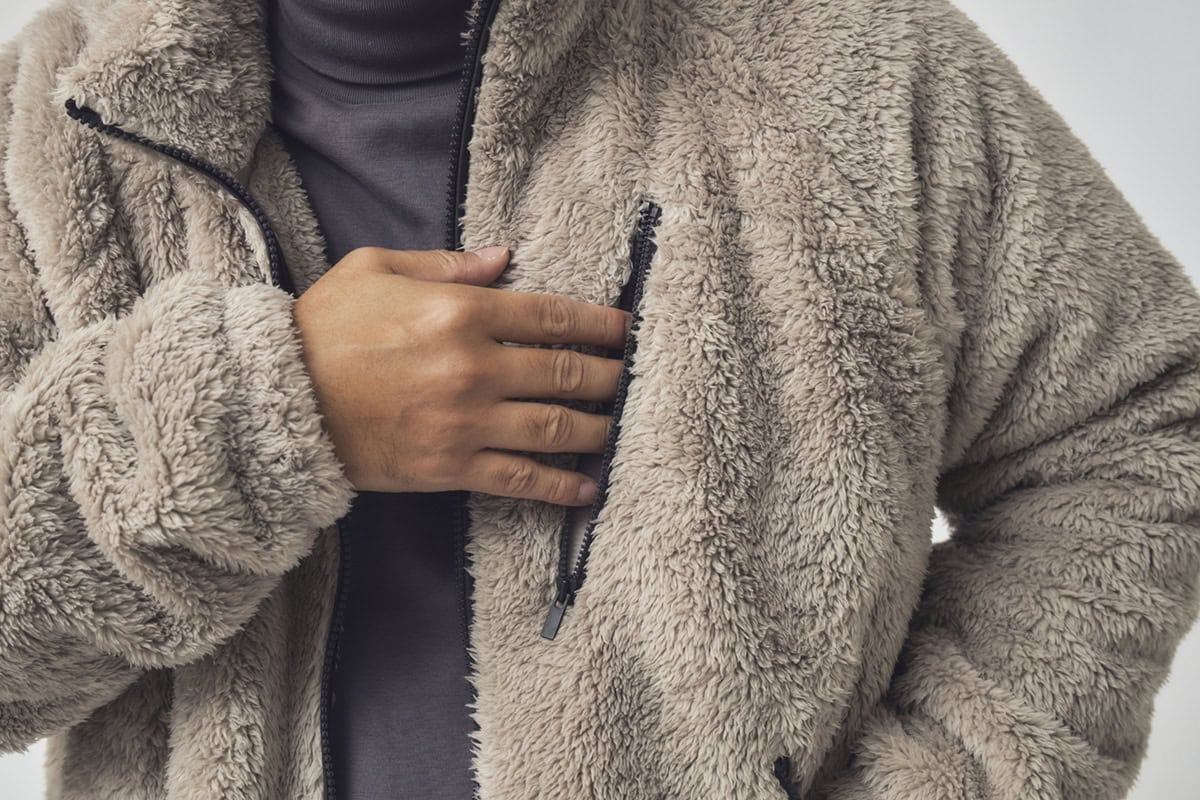 角度が絶妙で、右手でアクセスしやすいし、かつファスナーの操作にストレスもない