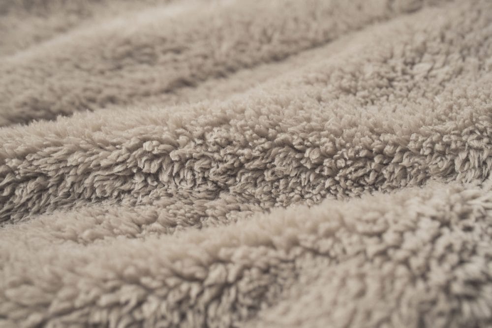 毛足が長く肉厚な生地が使われている