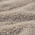 毛足が長く肉厚な生地が使われている